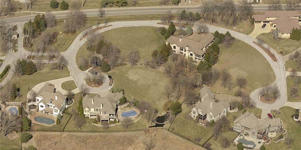 8309 Maplewood Lane, Lenexa, KS: listing photo 3