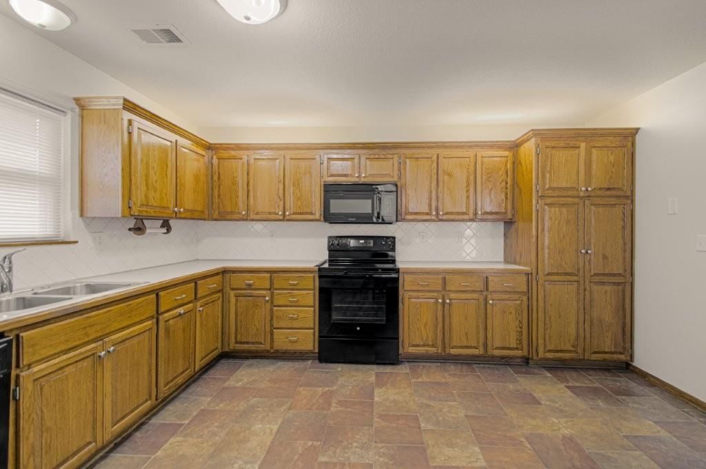 Photo 8 of 26 - 603 Creek Ridge Drive, Grain Valley, MO 64029