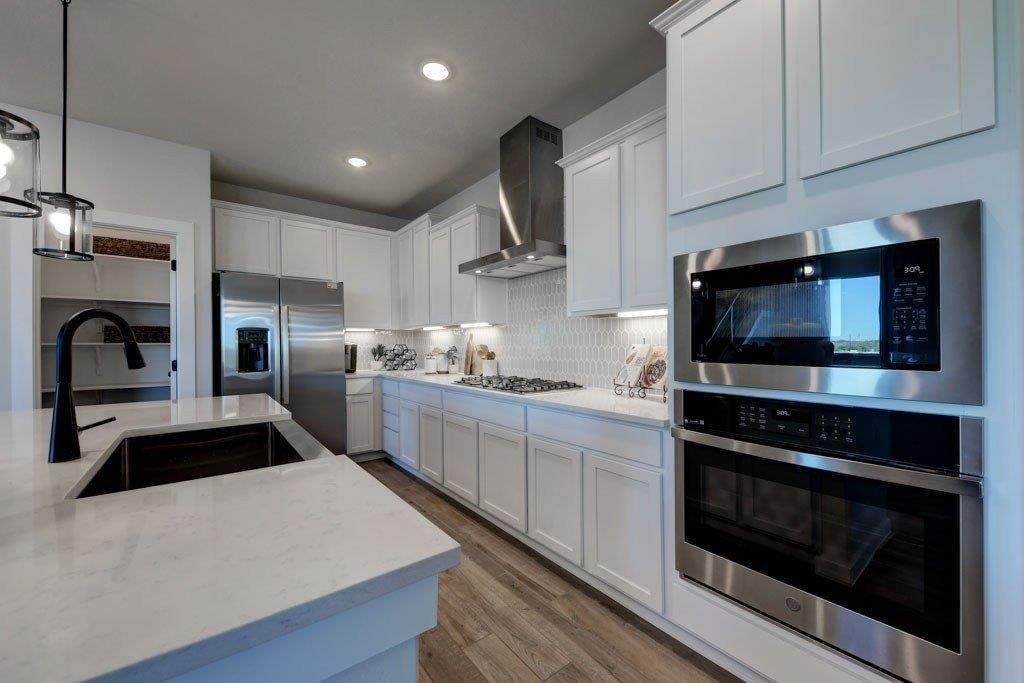 Double oven at 17678 Jubilee Street, Gardner, KS 66030