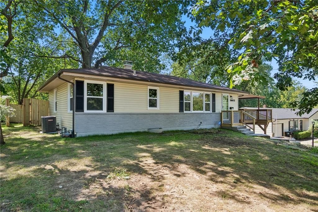 10015 E 31st Street, Independence, MO: listing photo 2