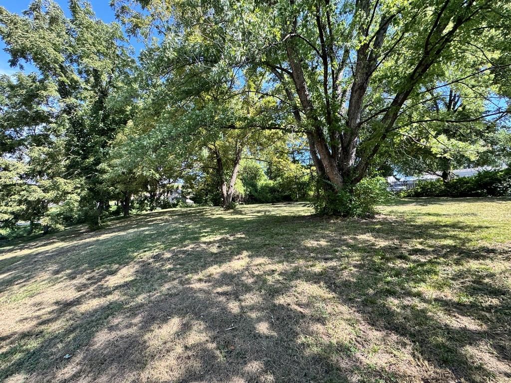 Photo 5 of 13 - 4801 NW Waukomis Drive, Northmoor, MO 64151