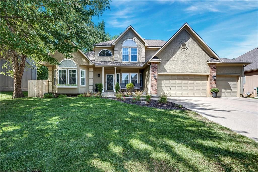 202 Shoreline Drive, Louisburg, KS
