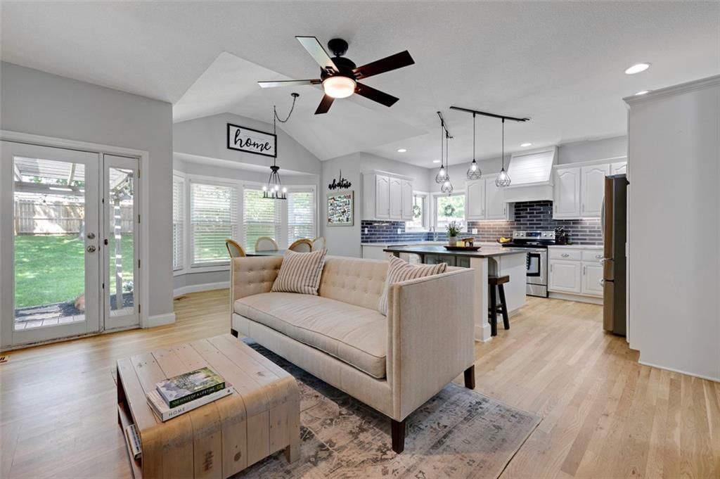 202 Shoreline Drive, Louisburg, KS: listing photo 2
