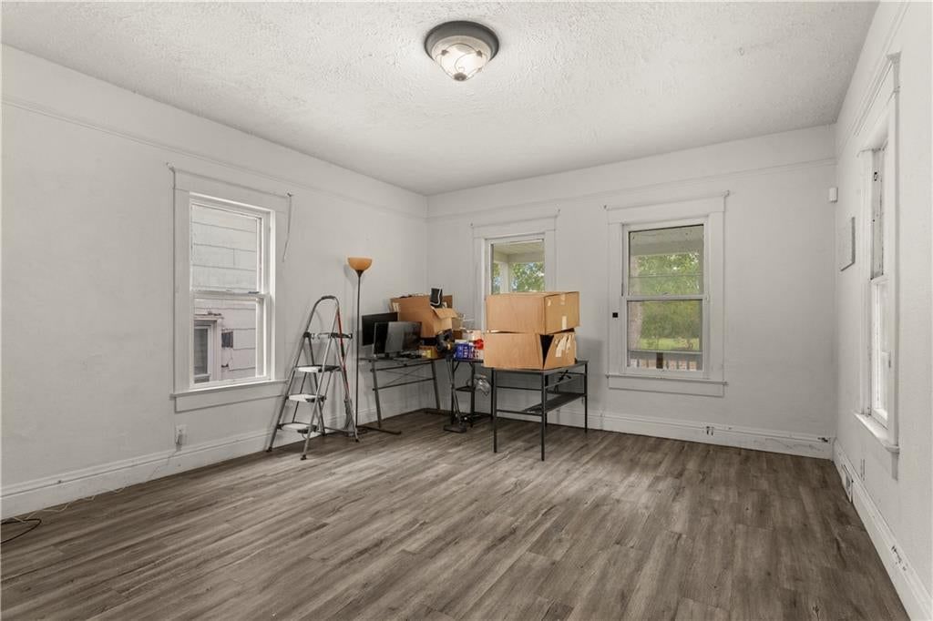 Photo 4 of 14 - 11215 Evans Street, Sugar Creek, MO 64054