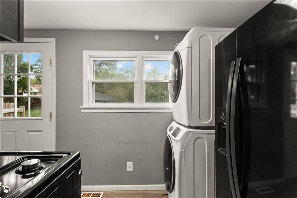 Photo 6 of 14 - 11215 Evans Street, Sugar Creek, MO 64054