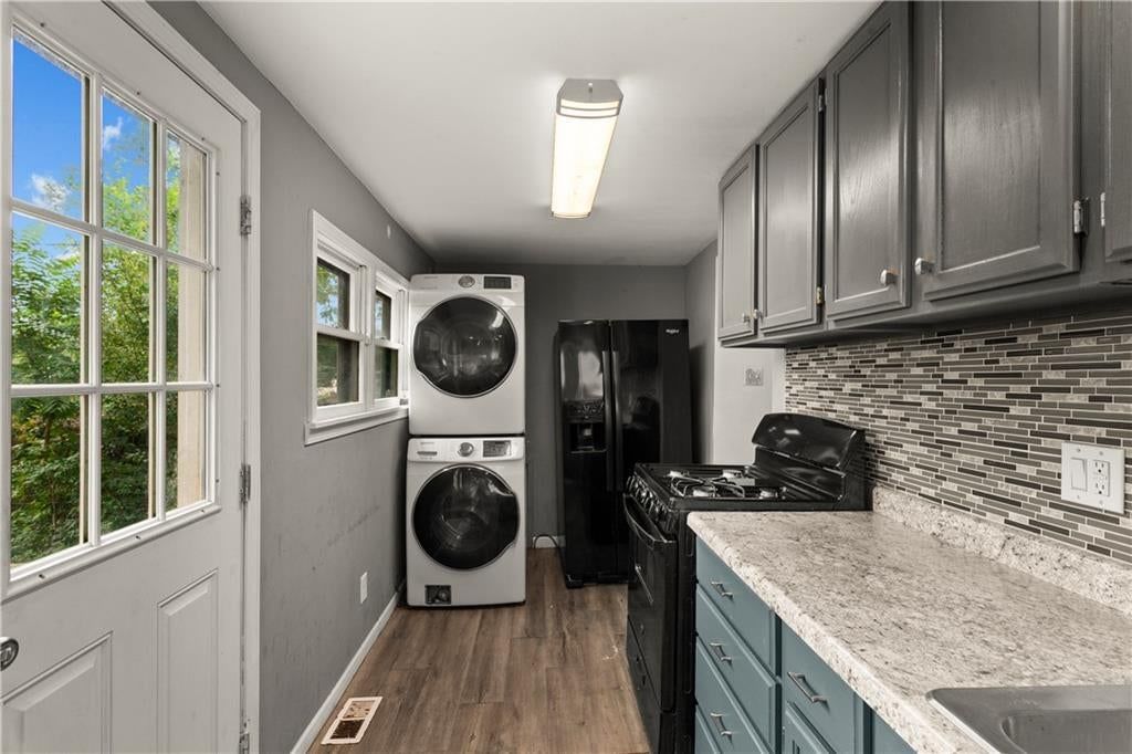 Photo 8 of 14 - 11215 Evans Street, Sugar Creek, MO 64054