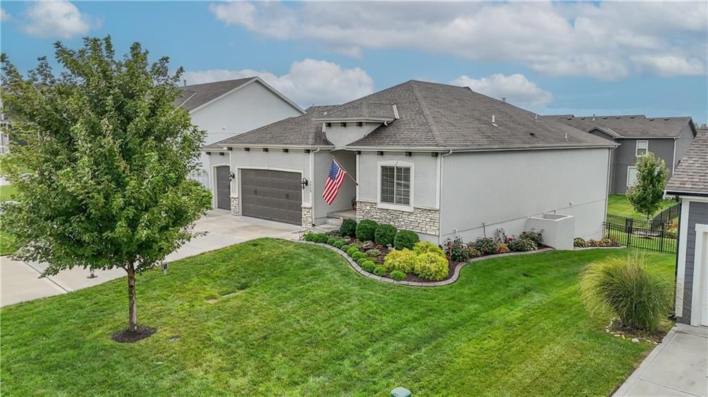 1515 SW Arbor Falls Drive, Lee's Summit, MO: listing photo 2