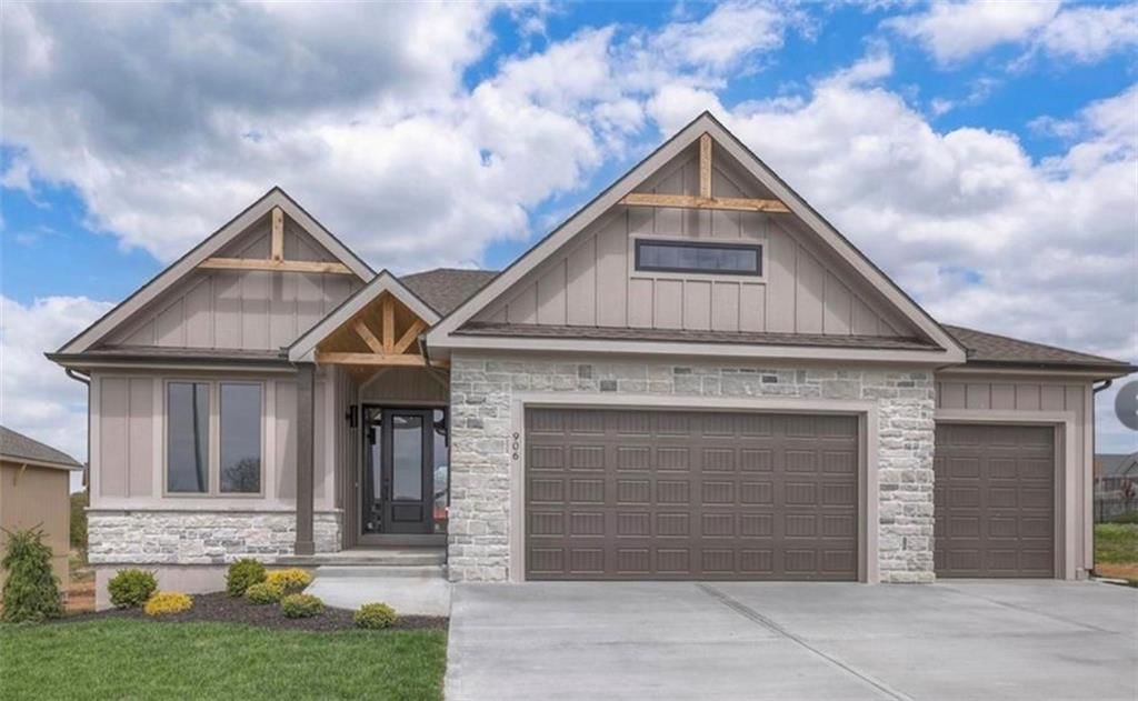 910 Savannah Lane, Greenwood, MO