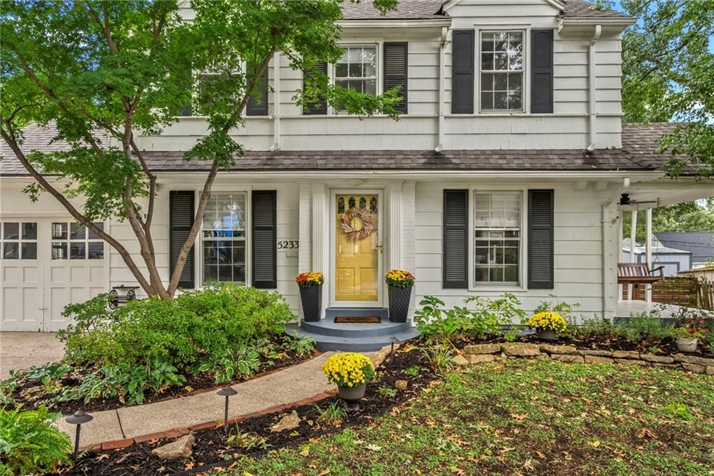 Photo 5 of 32 - 5233 Nall Avenue, Roeland Park, KS 66202