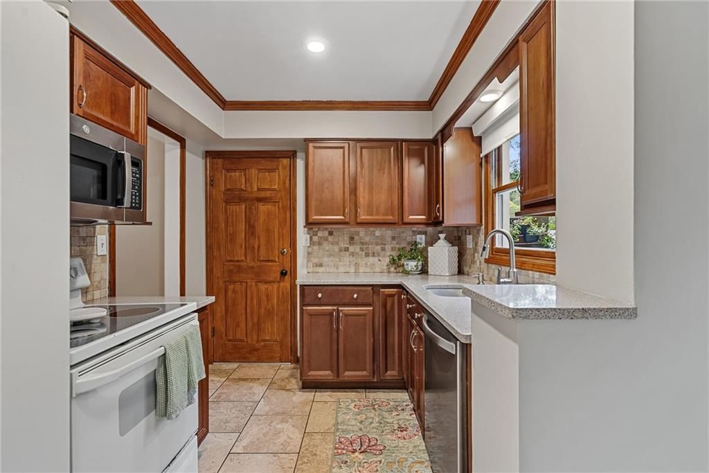 Kitchen backsplash at 5233 Nall Avenue, Roeland Park, KS 66202