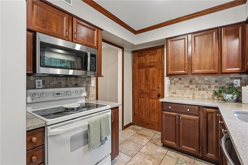 Photo 16 of 32 - 5233 Nall Avenue, Roeland Park, KS 66202