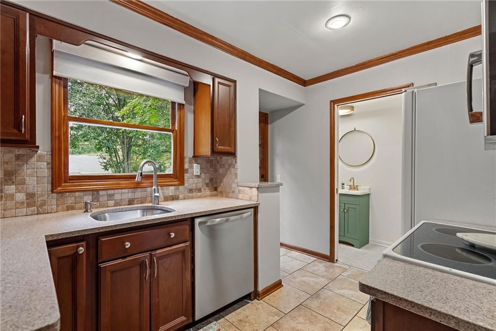Photo 17 of 32 - 5233 Nall Avenue, Roeland Park, KS 66202