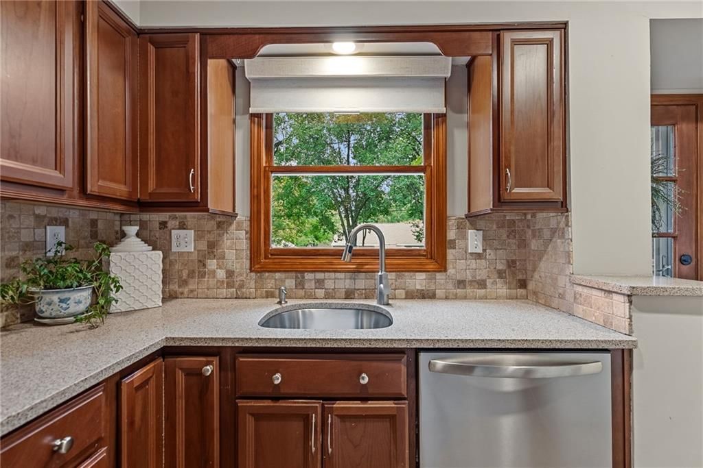 Photo 18 of 32 - 5233 Nall Avenue, Roeland Park, KS 66202