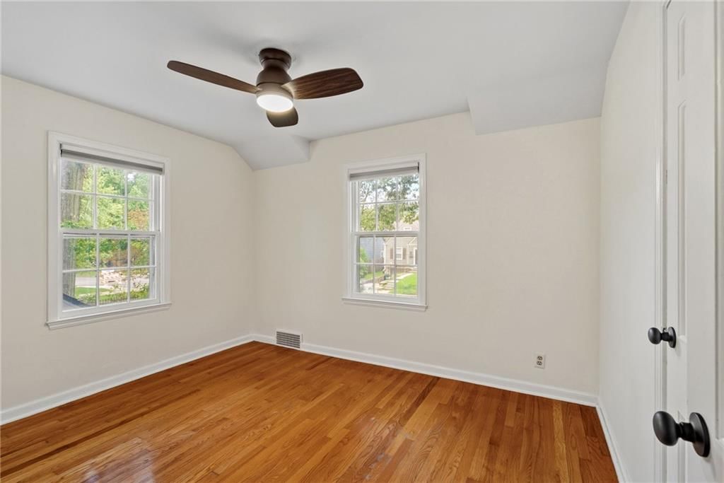Photo 23 of 32 - 5233 Nall Avenue, Roeland Park, KS 66202