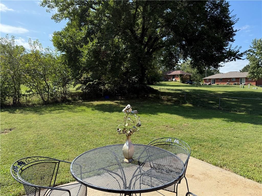 Photo 5 of 27 - 13405-07 Johnson Drive, Shawnee, KS 66216