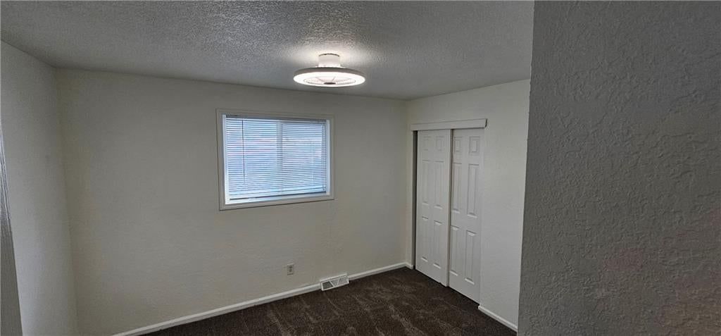 Photo 11 of 27 - 13405-07 Johnson Drive, Shawnee, KS 66216