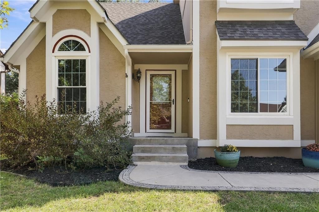 1237 E Meadow Lane, Olathe, KS: listing photo 3
