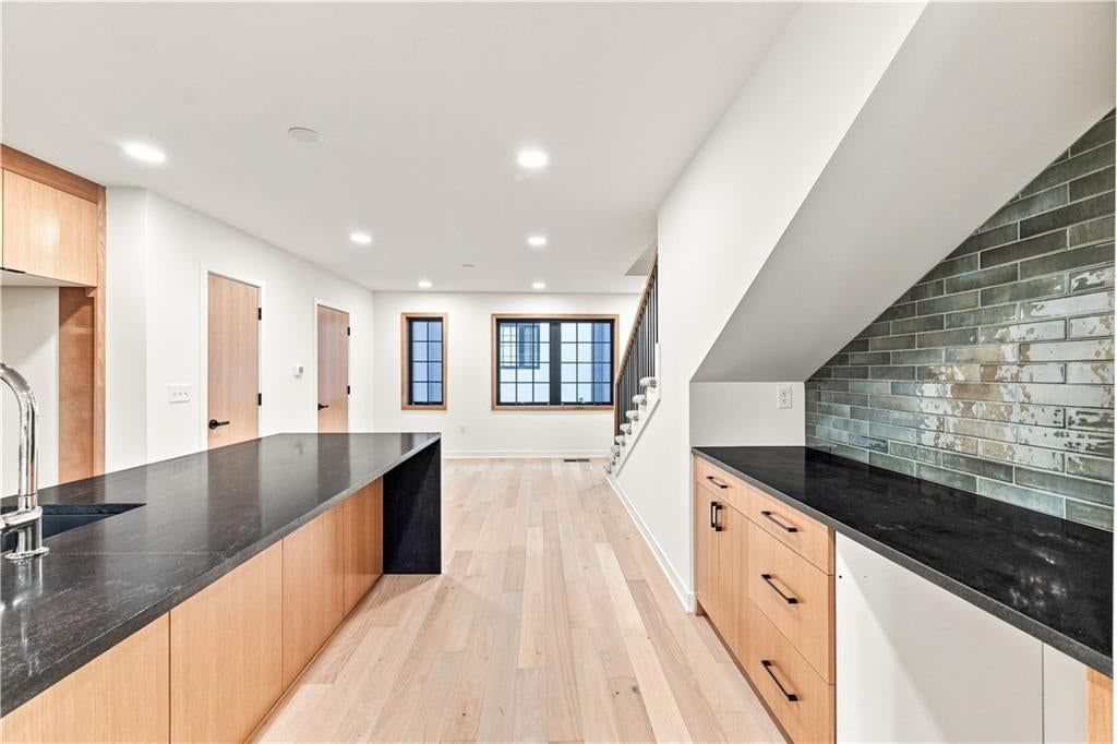 541 E 19th Street — photo 13