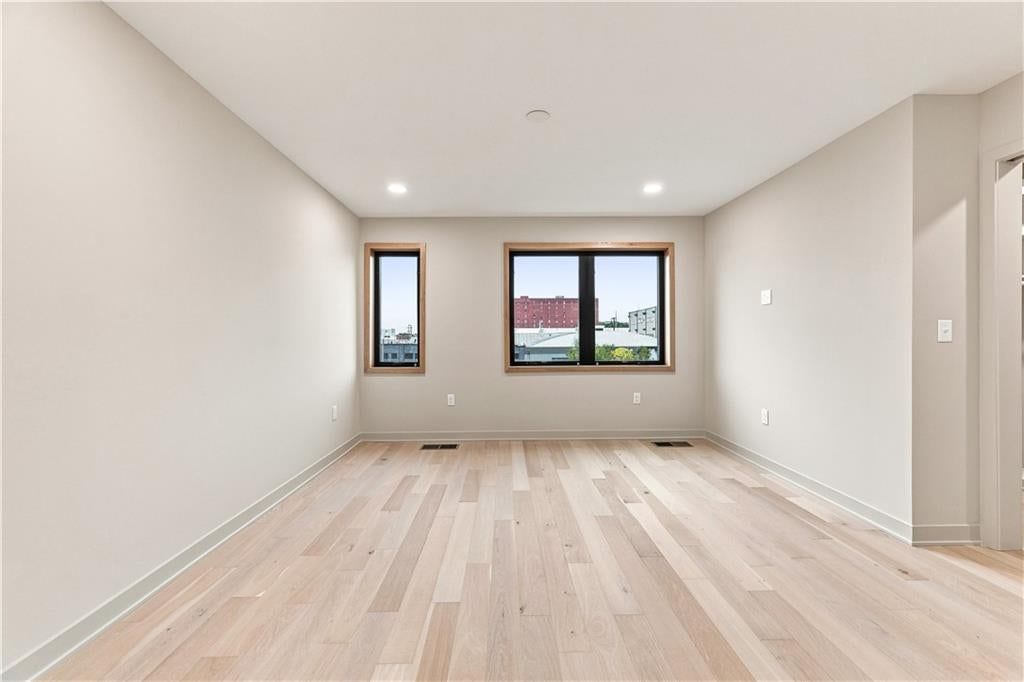 541 E 19th Street — photo 18