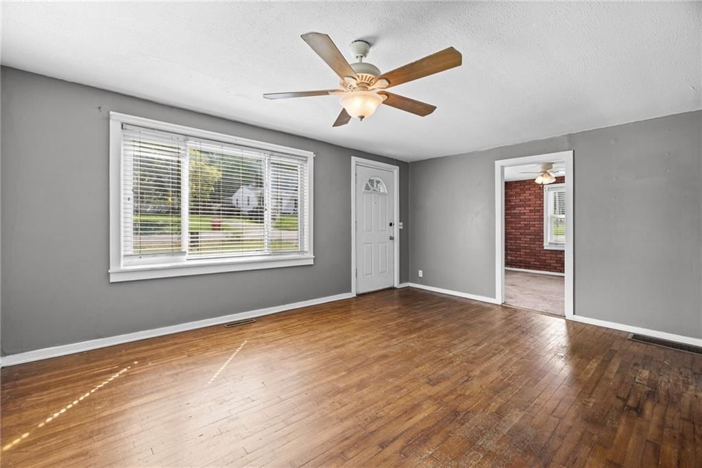 Photo 6 of 27 - 9612 E 31st Street, Independence, MO 64052