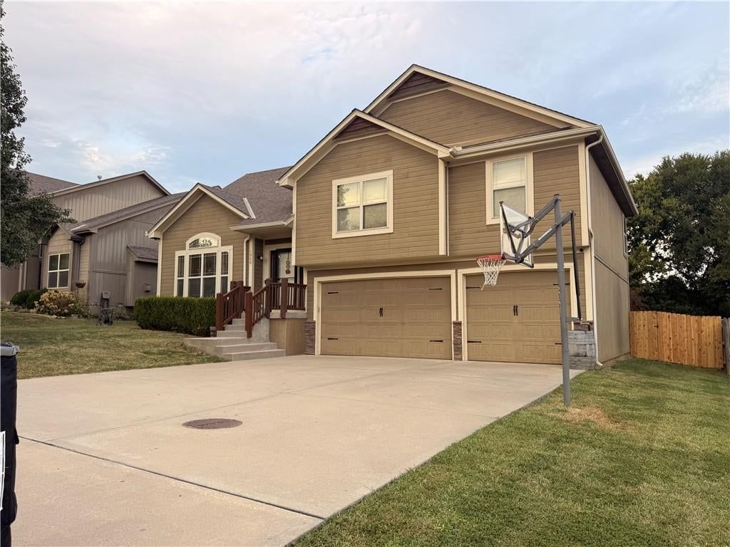 1900 Curtis Drive, Greenwood, MO