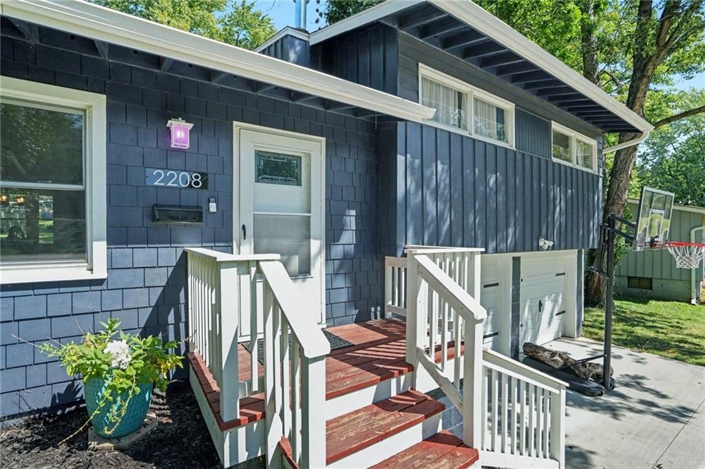 2208 NE 60th Terrace — photo 6