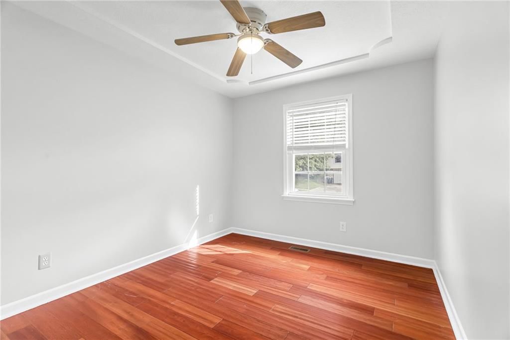 Photo 12 of 28 - 516 NW 80th Terrace, Kansas City, MO 64118