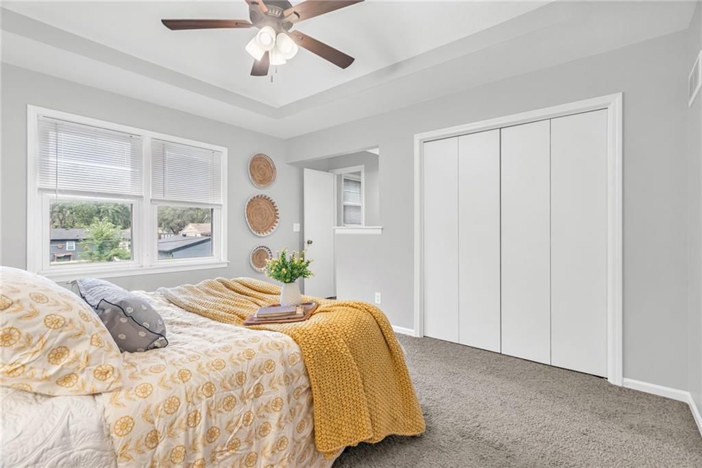 Photo 15 of 28 - 516 NW 80th Terrace, Kansas City, MO 64118