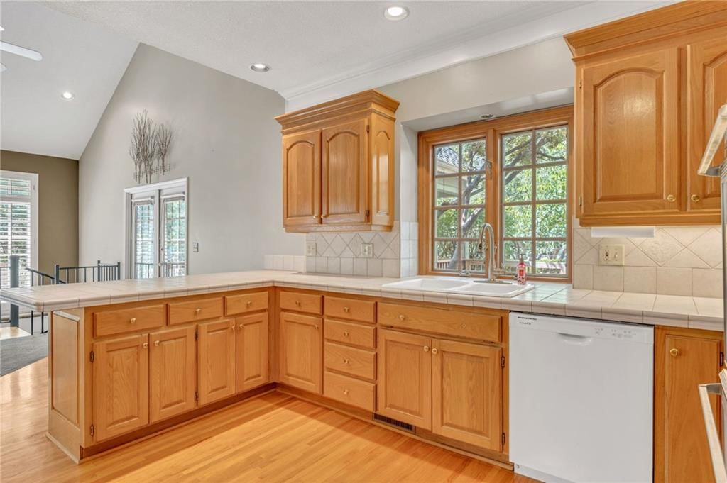 615 W Willow Lane — photo 24