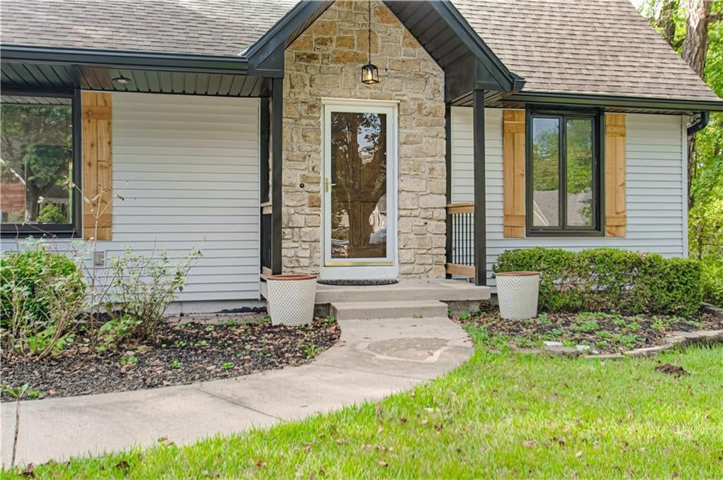 6655 OAK RIDGE Drive, Shawnee, KS: listing photo 2