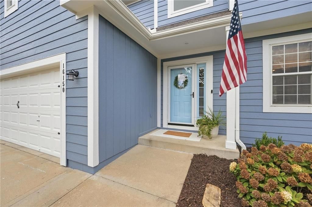 Deck, pergola and covered patio at 16150 W 156th Place, Olathe, KS 66062