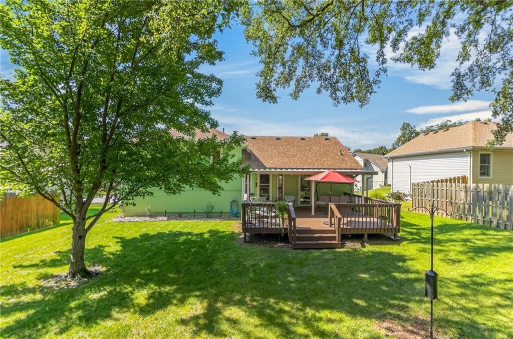 Fenced yard at 6527 Sioux Drive, Parkville, MO 64152