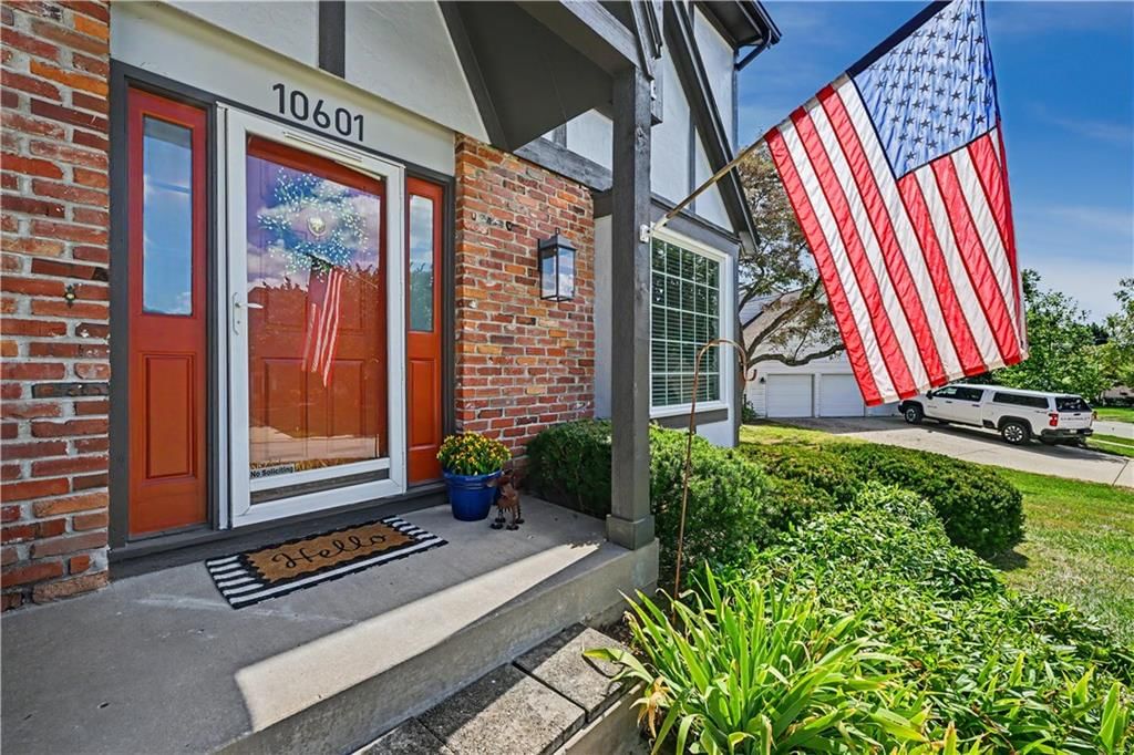 10601 Barton Street, Overland Park, KS: listing photo 2