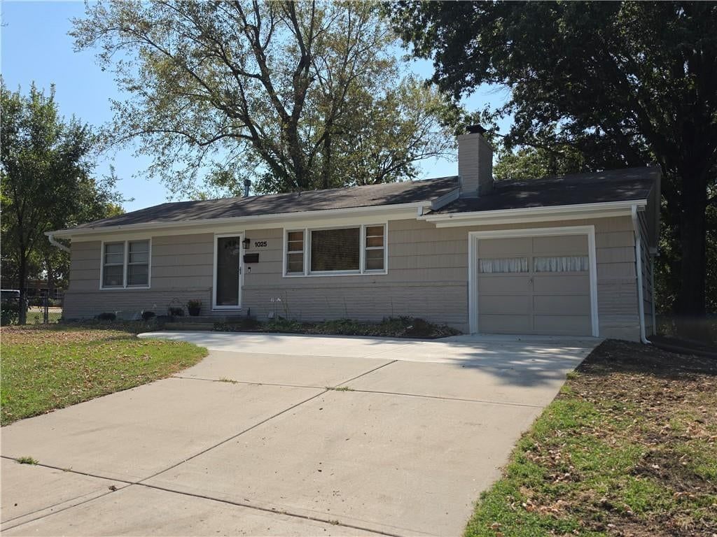 1025 E Elm Street, Olathe, KS: listing photo 3
