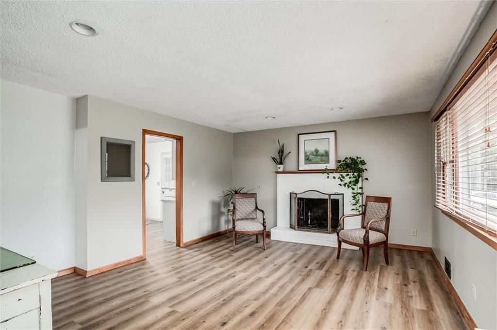 Photo 4 of 32 - 1025 E Elm Street, Olathe, KS 66061