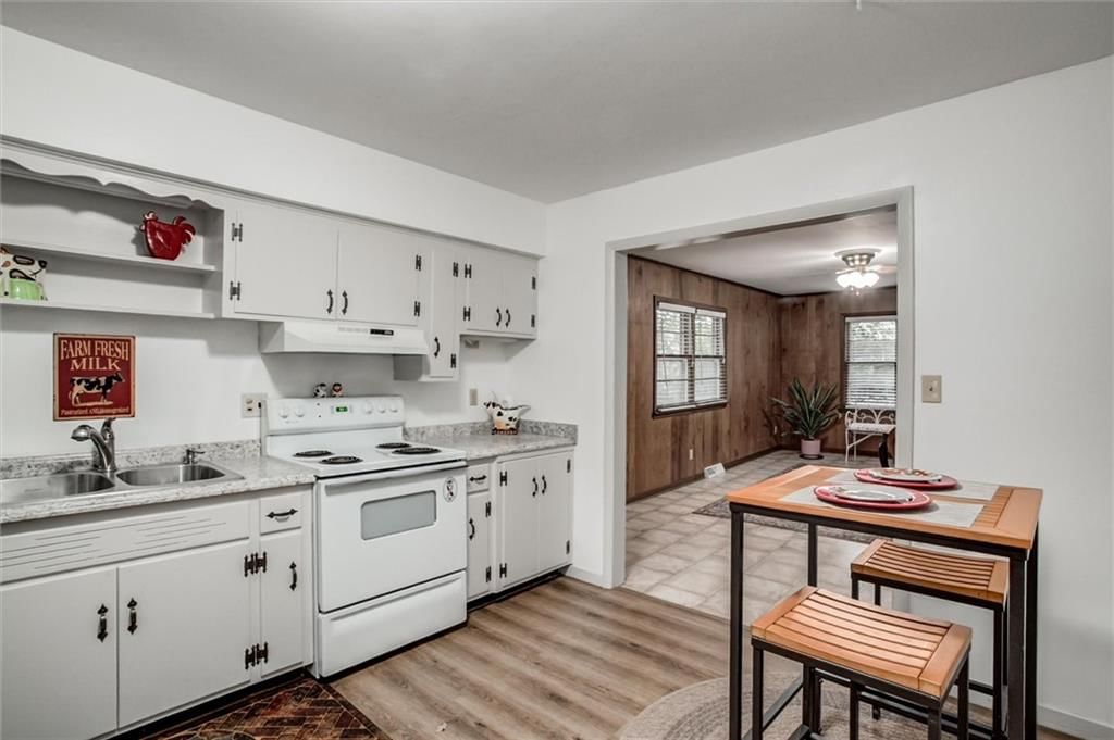 Breakfast nook at 1025 E Elm Street, Olathe, KS 66061