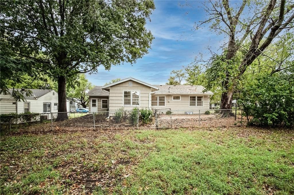 Photo 26 of 32 - 1025 E Elm Street, Olathe, KS 66061