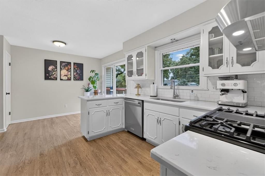 201 W 109th Terrace — photo 8