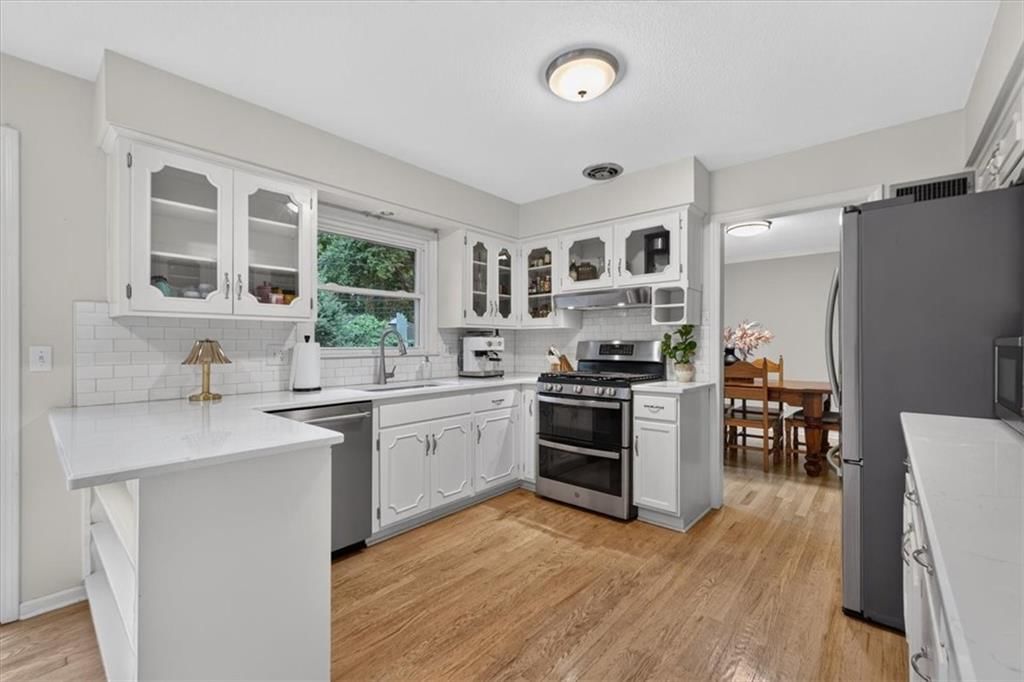 201 W 109th Terrace — photo 9