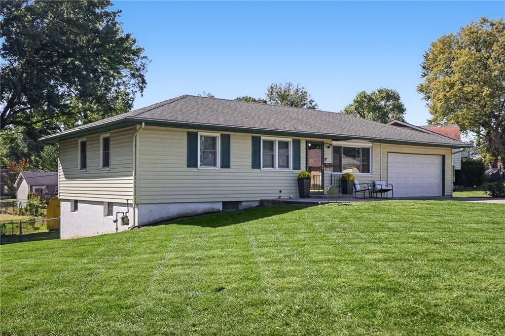 3900 S Delaware Avenue, Independence, MO: listing photo 2