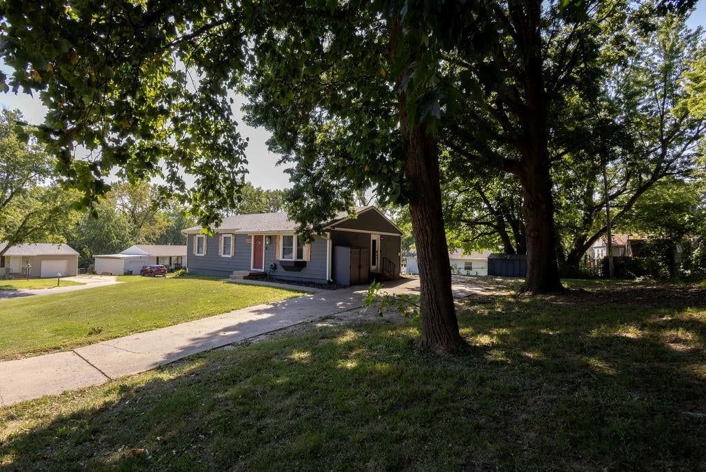 8347 Elizabeth Avenue — photo 3