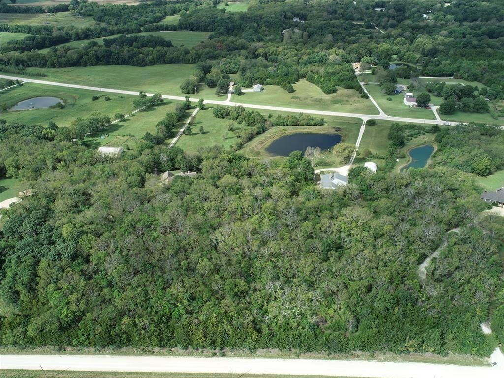 Photo 5 of 14 - 24625 Old Kc Road, Paola, KS 66071