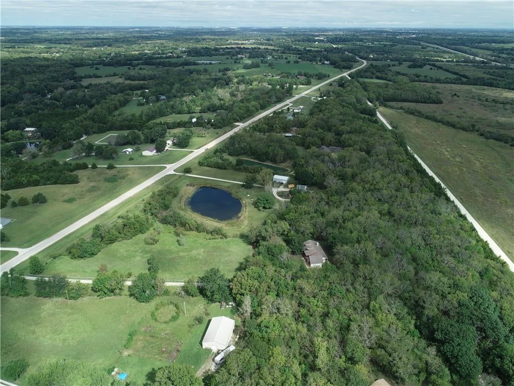 Photo 7 of 14 - 24625 Old Kc Road, Paola, KS 66071