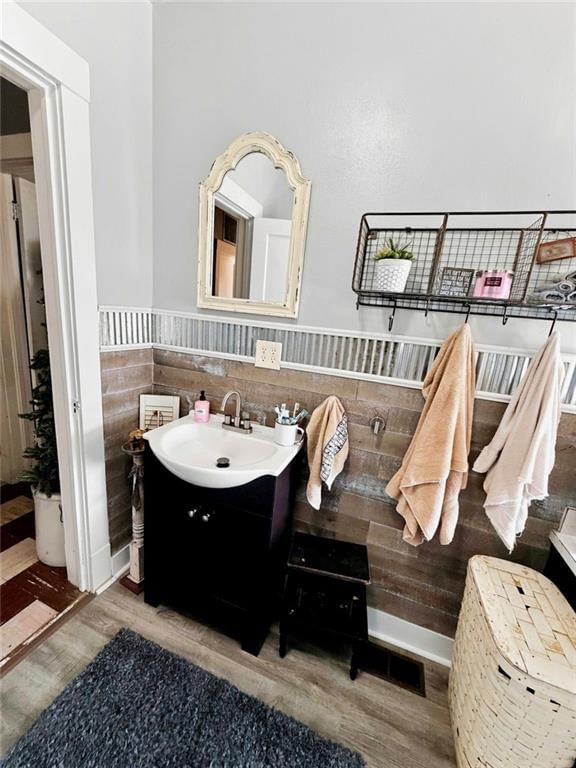 915 Woodward Street — photo 26