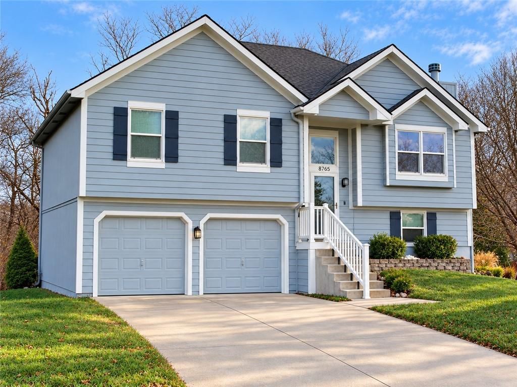 8765 Thompson Drive, De Soto, KS