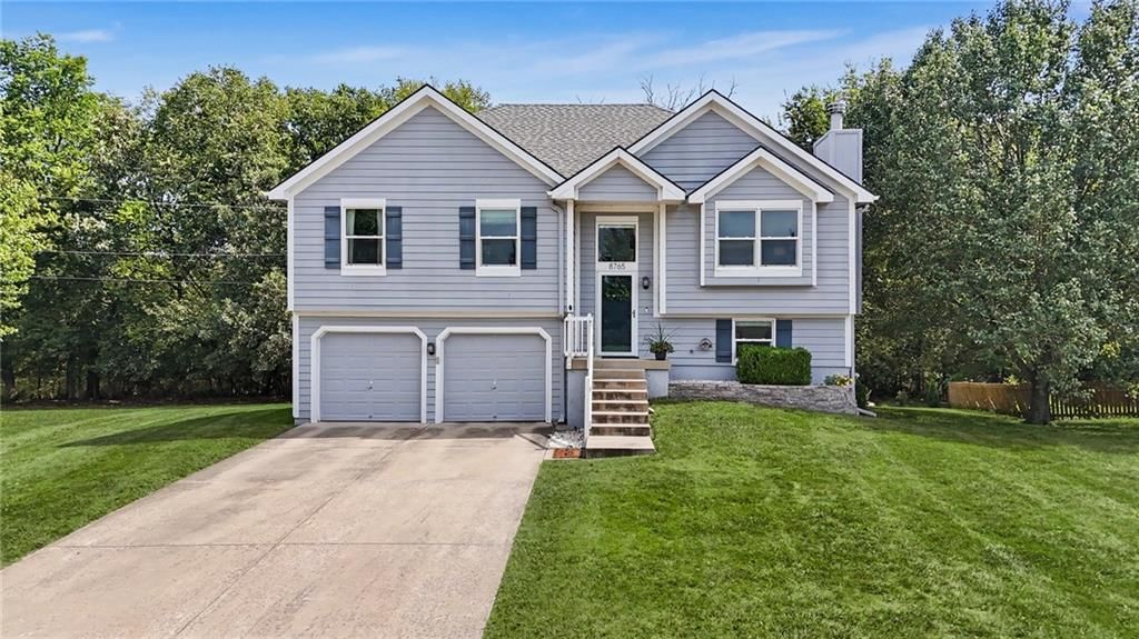 8765 Thompson Drive, De Soto, KS: listing photo 2