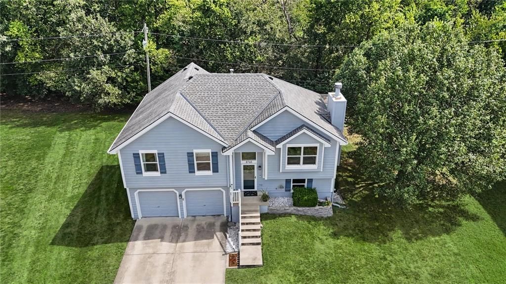 8765 Thompson Drive, De Soto, KS