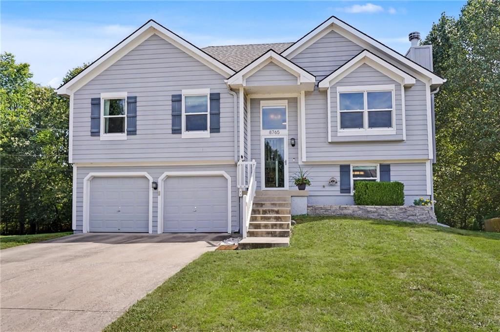 8765 Thompson Drive, De Soto, KS: listing photo 3