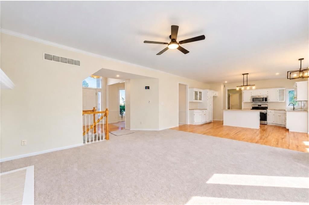 Photo 5 of 40 - 13721 Manor Road, Leawood, KS 66224