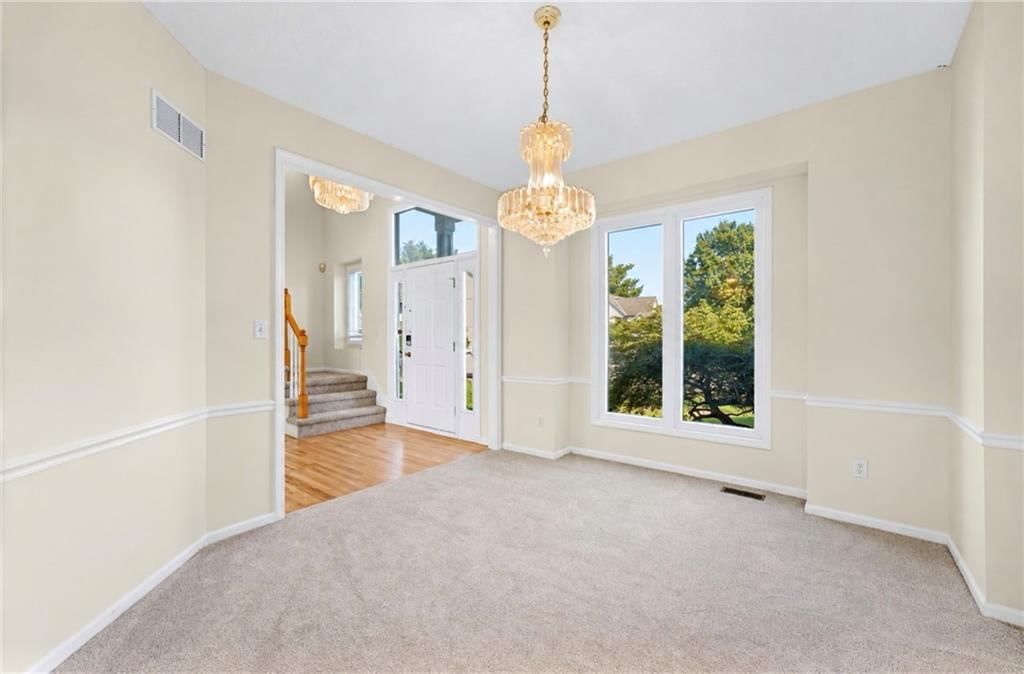 Photo 7 of 40 - 13721 Manor Road, Leawood, KS 66224